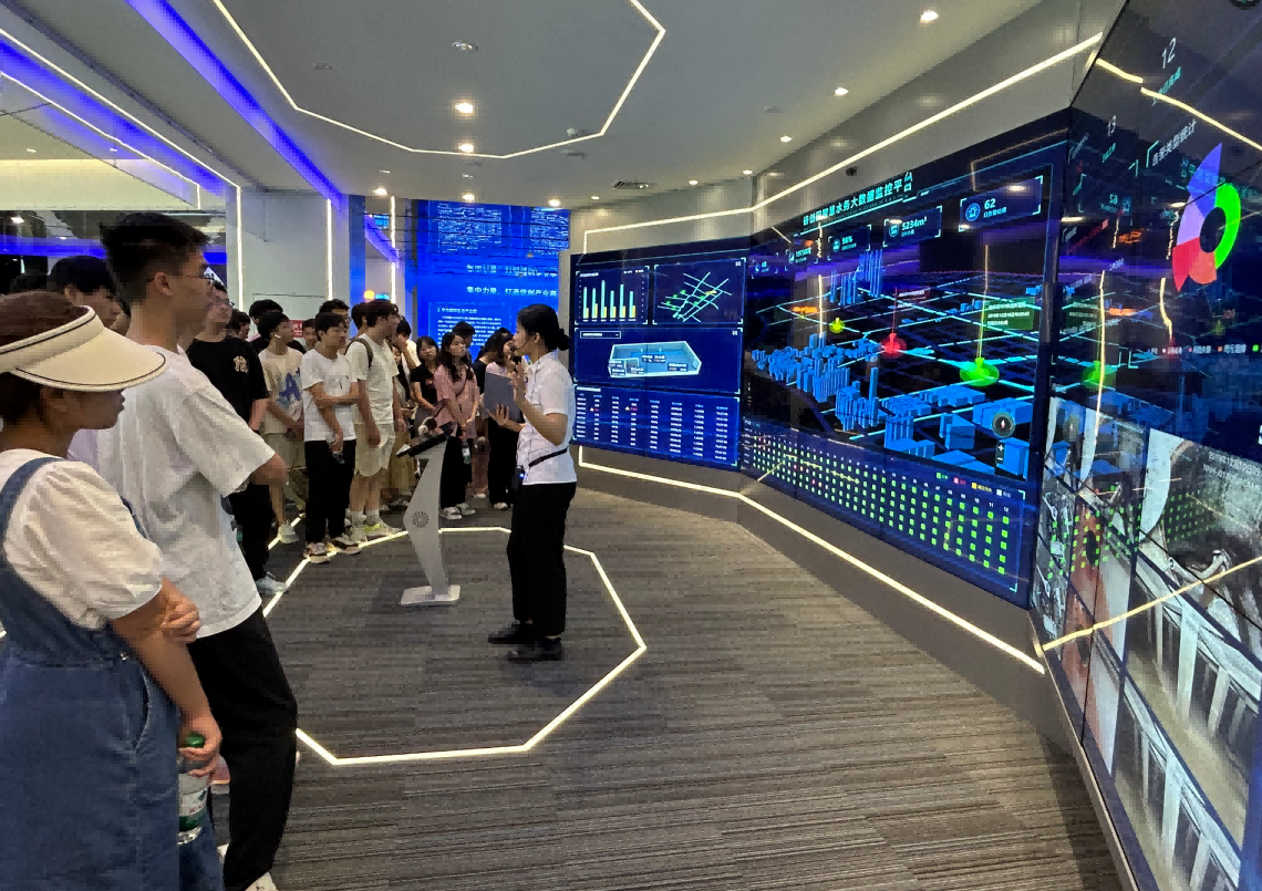 long8龙八国际科技IT精英暑期实训营活动日 | 探秘南京江北新区研创园 科技火花点亮未来梦想